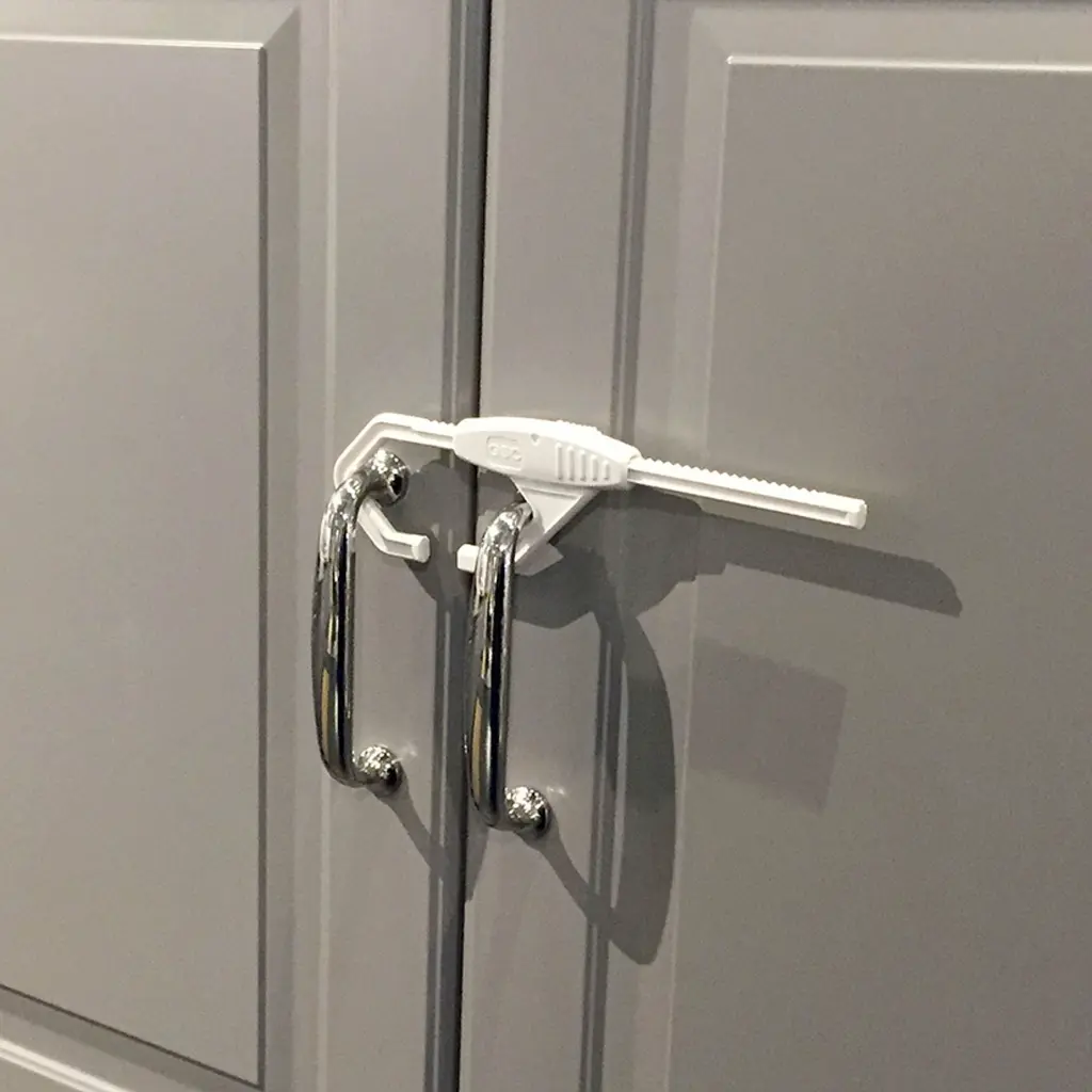 4685_00_double door safety_2.webp