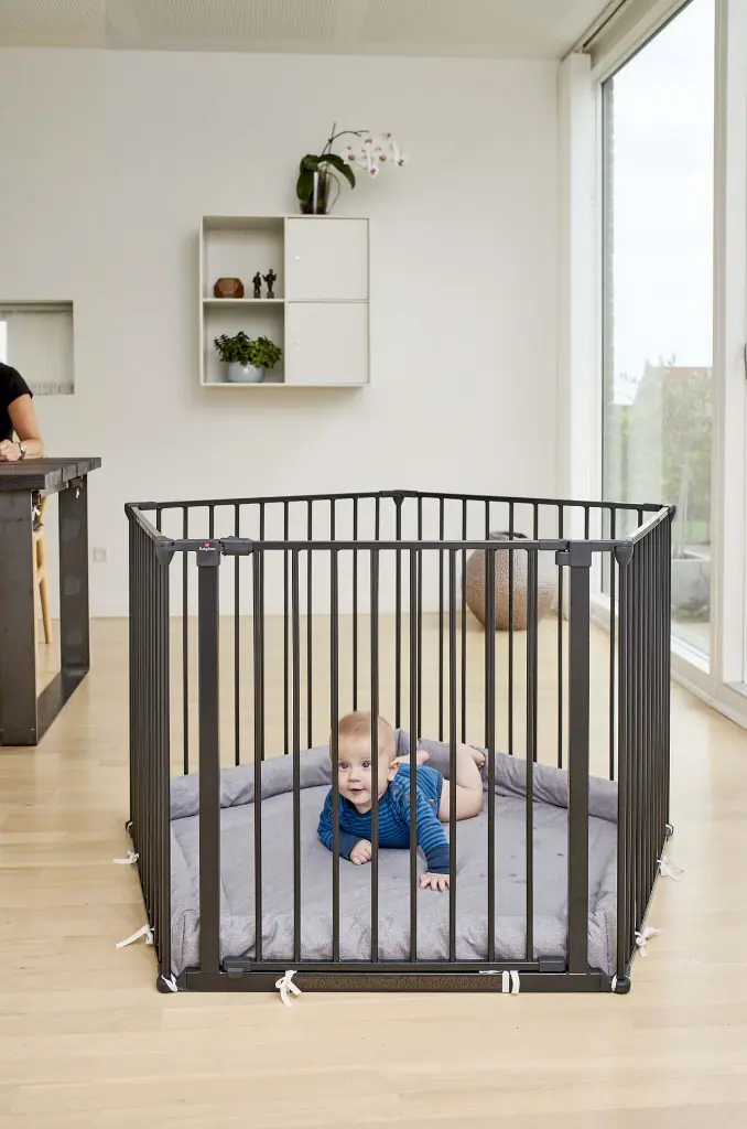 77116 BabyDan Olaf Pentagon playpen Black.webp