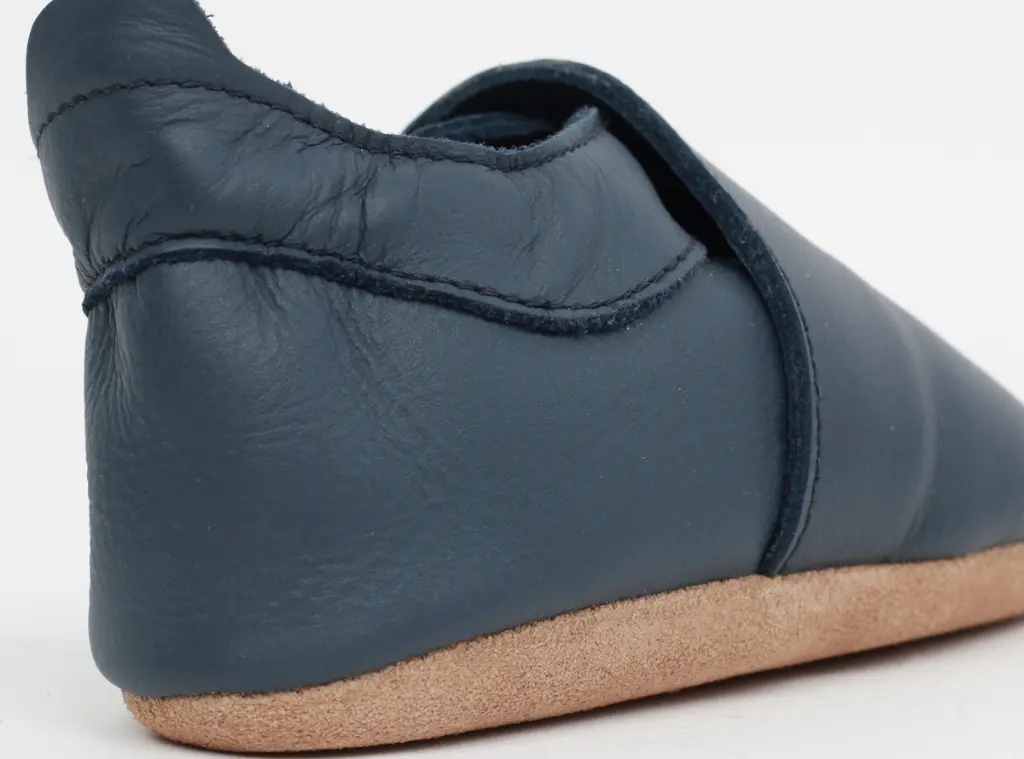 00000-01-NavySimpleShoe-3.webp