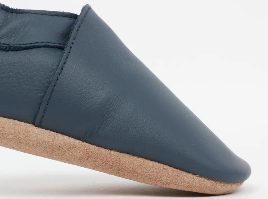 00000-01-NavySimpleShoe-4.webp