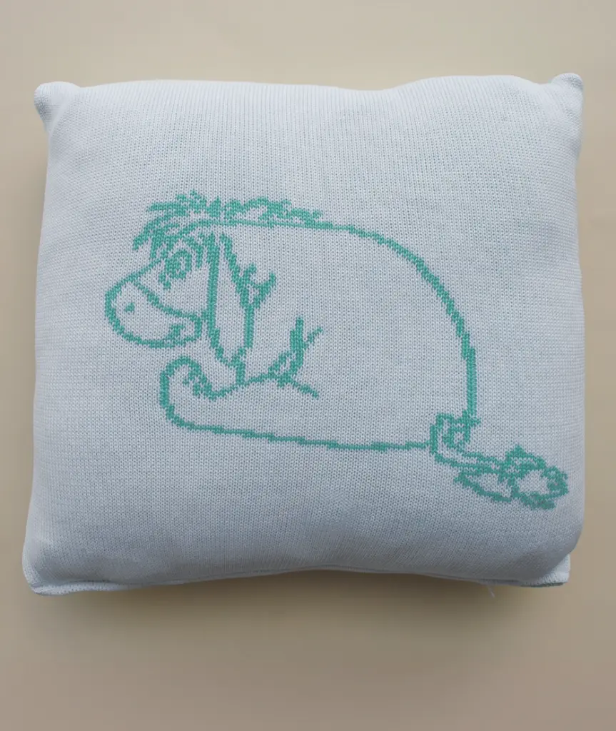 05160-551_KussenGebreid40x40cm_WishingPooh_Groen_2.webp