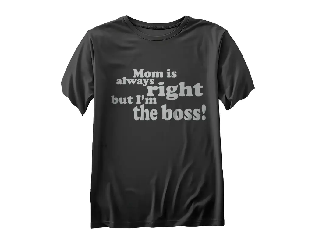 T-shirt 'Mom is always right, but I'm the boss!' | Zwart